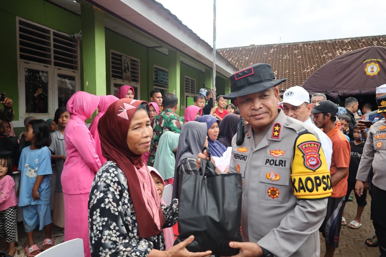 Kapolda Bersama Gubernur Banten Tinjau Warga Terdampak Banjir&hellip;