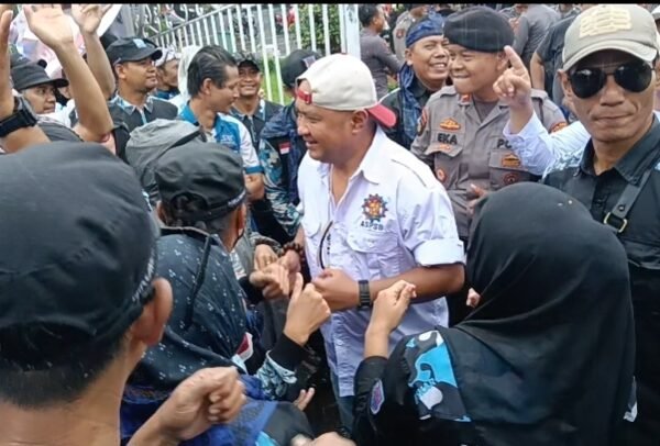 Diguyur Hujan dan House Music, Kapolres Serang Joget&hellip;