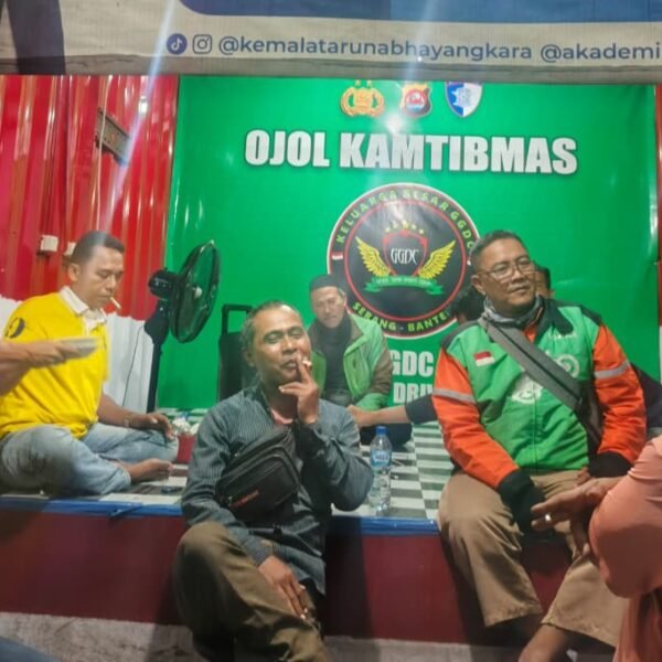 Santai di Pos Ojol Kamtibmas, Kapolres Serang&hellip;