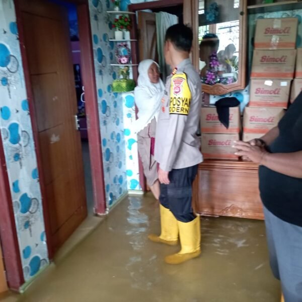 Dipimpin Kapolsek, Polsek Cikande Gerak Cepat Pantau Genangan&hellip;