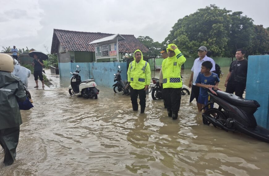 Kunjungi Warga Terdampak Luapan Sungai&hellip;