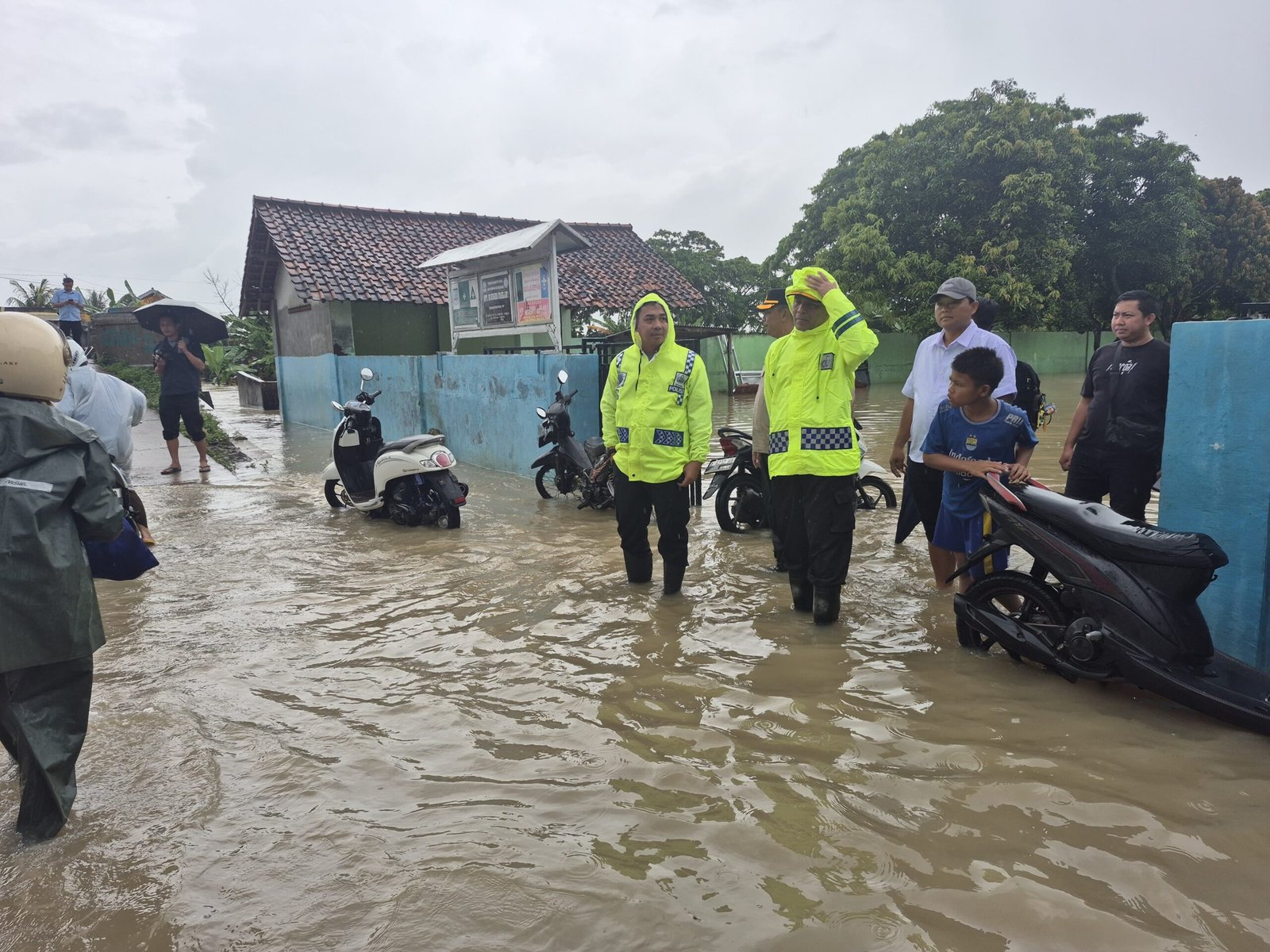 Kunjungi Warga Terdampak Luapan Sungai Ciwaka di Cigelam,…