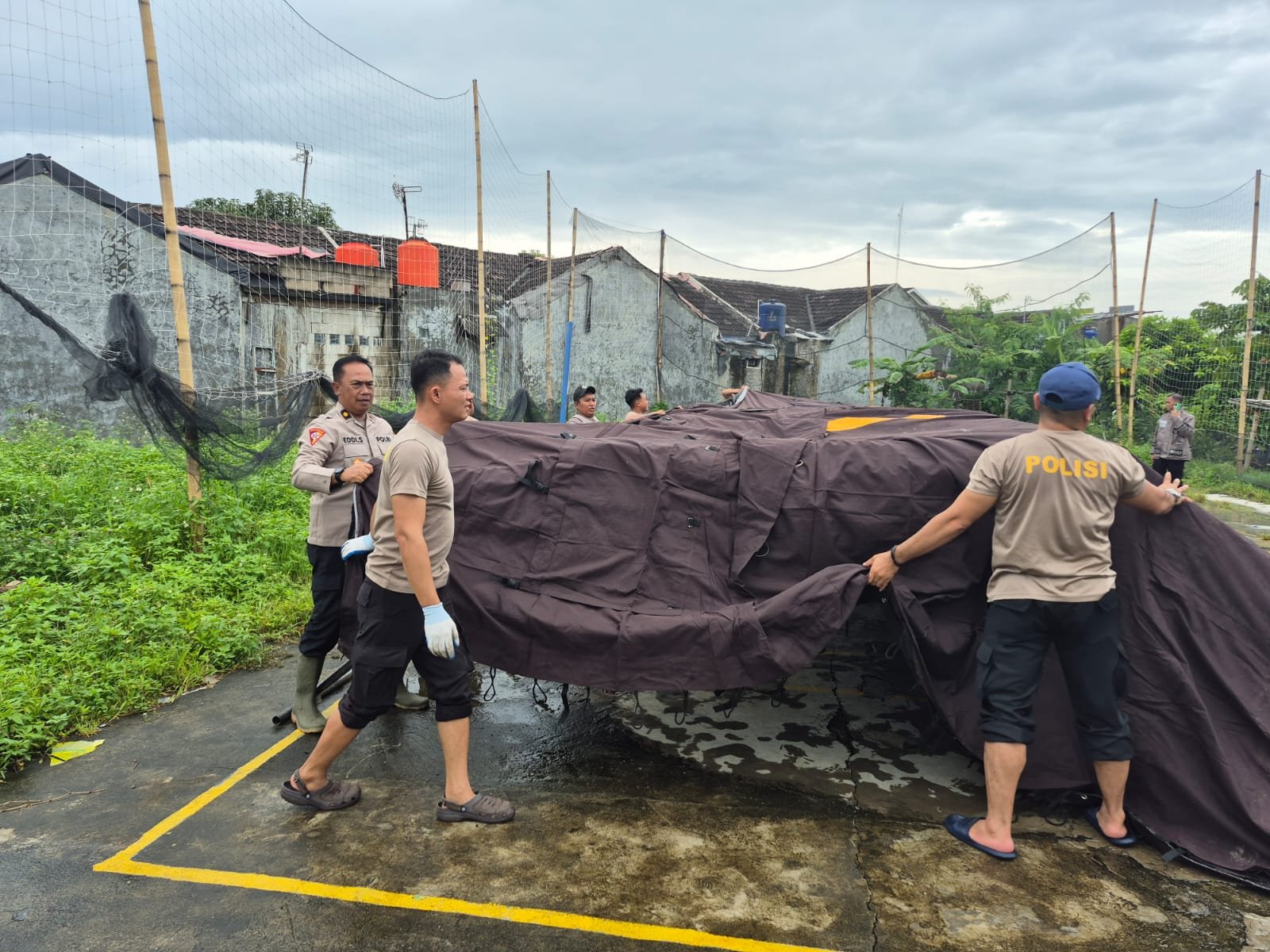 Polres Serang Dirikan Dapur Umum Bantu Warga BNL&hellip;