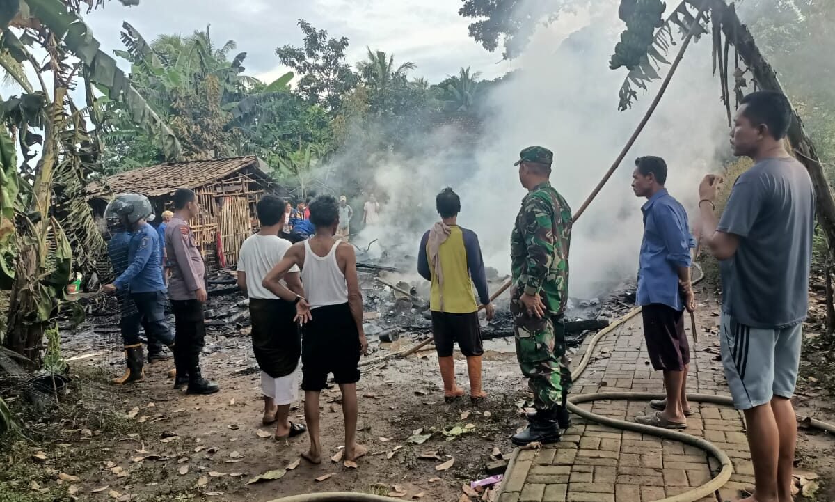Kebakaran Rumah di Cikeusal, Polsek Beri Bantuan&hellip;
