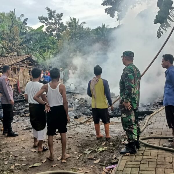 Kebakaran Rumah di Cikeusal, Polsek Beri Bantuan Sembako&hellip;
