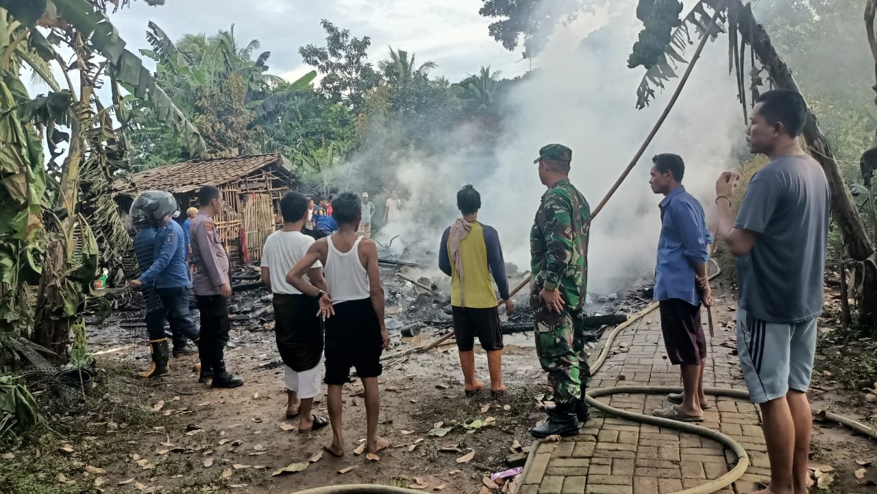 Kebakaran Rumah di Cikeusal, Polsek Beri Bantuan Sembako&hellip;
