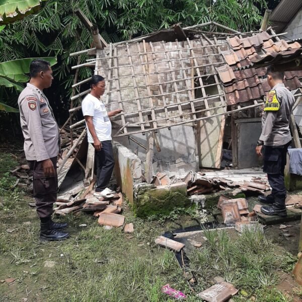 Kapolsek Pamarayan Bergerak Cepat Tangani Rumah Roboh Milik…