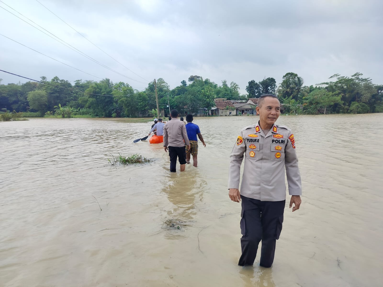 Banjir di Pamarayan, Polres Serang Siagakan Perahu Karet&hellip;