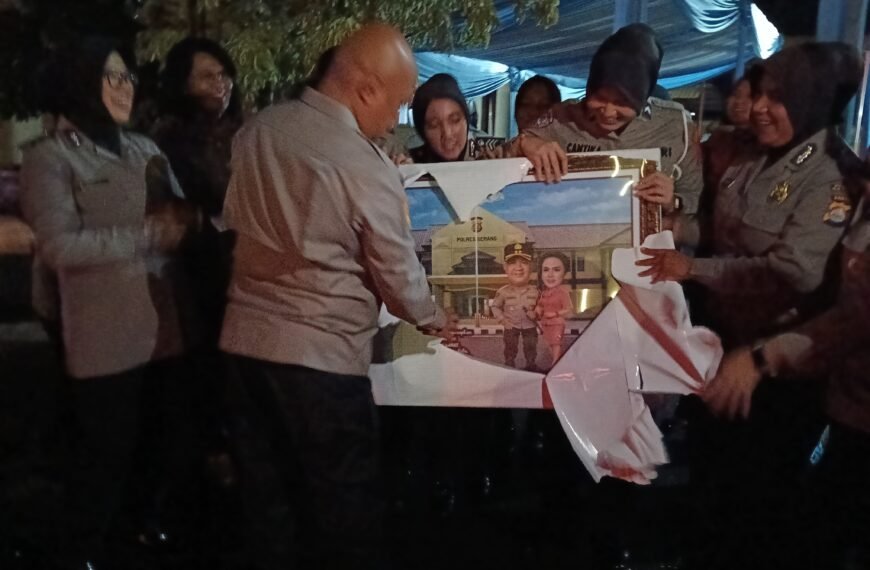 Surprise Perpisahan, Polwan Polres Serang…