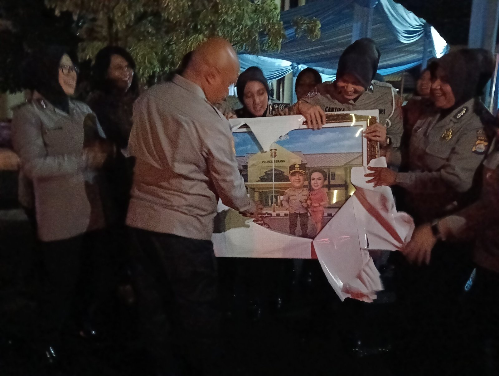 Surprise Perpisahan, Polwan Polres Serang Beri Kenang-kenangan untuk&hellip;