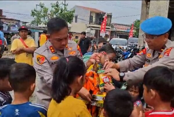 Peduli Bencana, Kapolres Serang Serahkan Bantuan untuk Dapur…