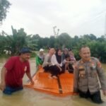 Jalan Terputus Banjir, Polisi Bantu&hellip;
