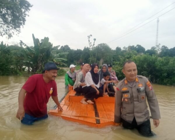 Jalan Terputus Banjir, Polisi Bantu Warga Jawilan Menyeberang…