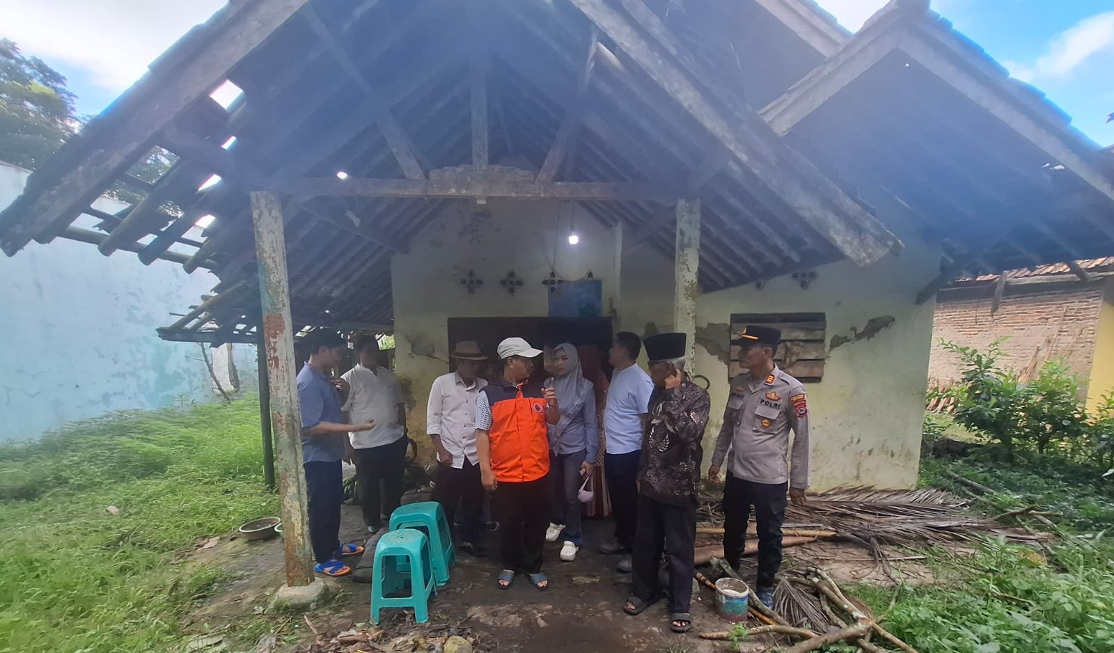 Kapolsek Petir Dampingi Wakil Bupati Serang Tinjau Rumah…