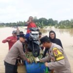 Peduli Korban Banjir, Polsek Jawilan Evakuasi Warga dan Salurkan Bantuan Sembako