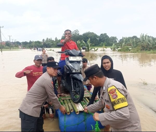 Peduli Korban Banjir, Polsek Jawilan Evakuasi Warga dan&hellip;