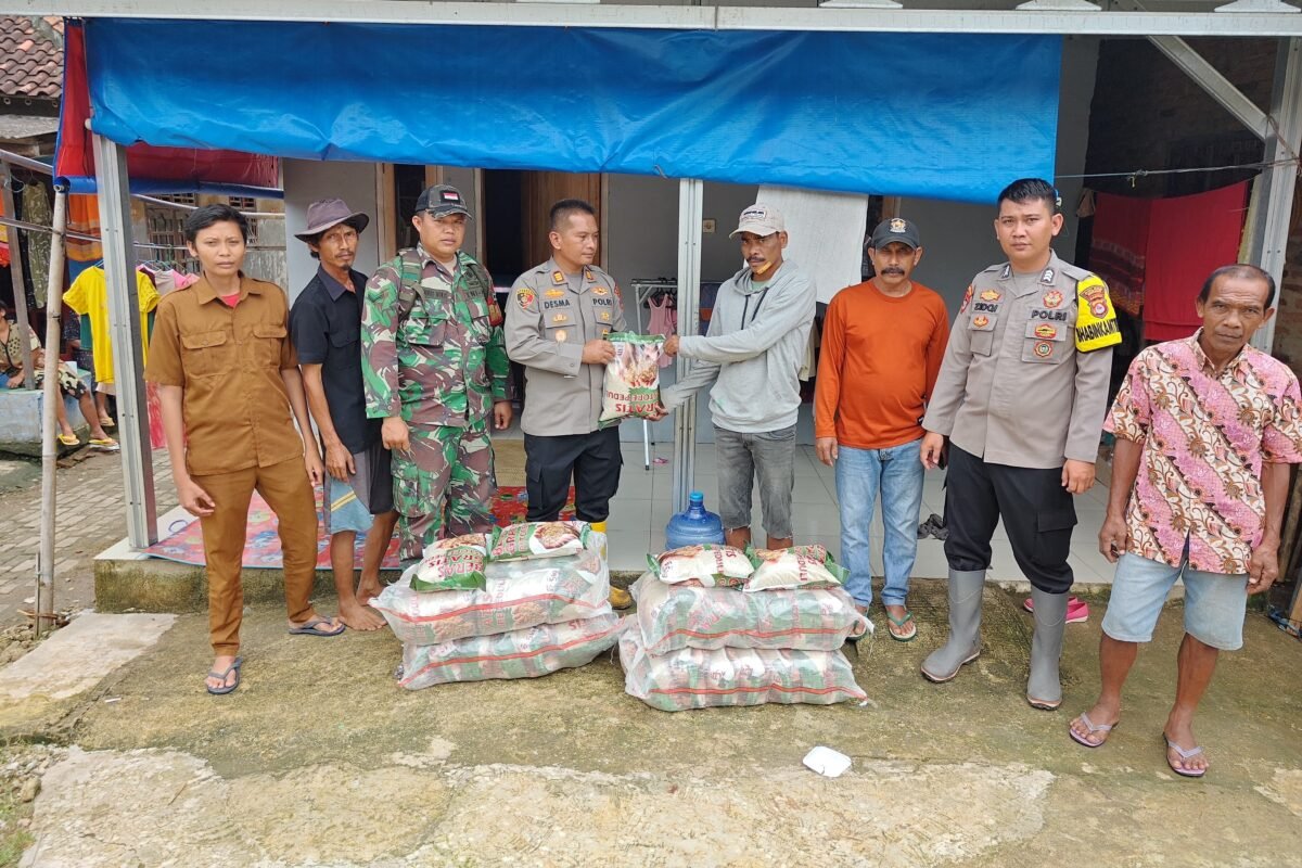 Kapolsek Carenang Kembali Salurkan 1,5 Ton Beras&hellip;