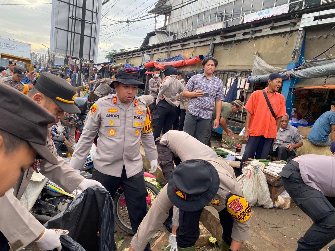 Kapolres Serang Pimpin Gerakan Jumat Bersih, Sasar Sampah&hellip;