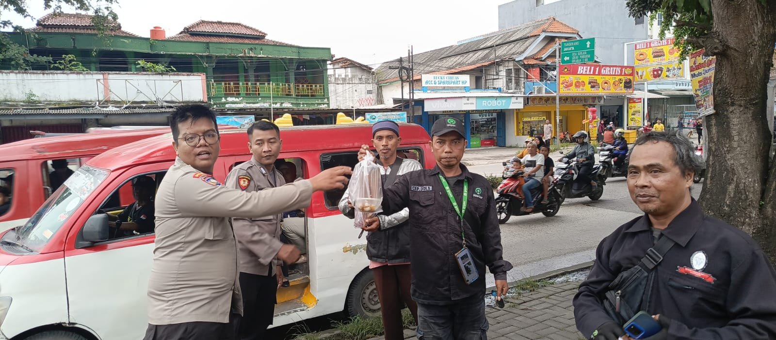 Polsek Ciruas Gelar Jum’at Berkah, Bagikan Takjil dan…
