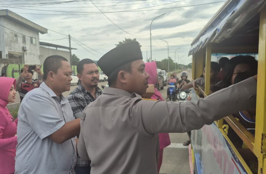 Kapolres Serang Bersama Bhayangkari Bagikan&hellip;