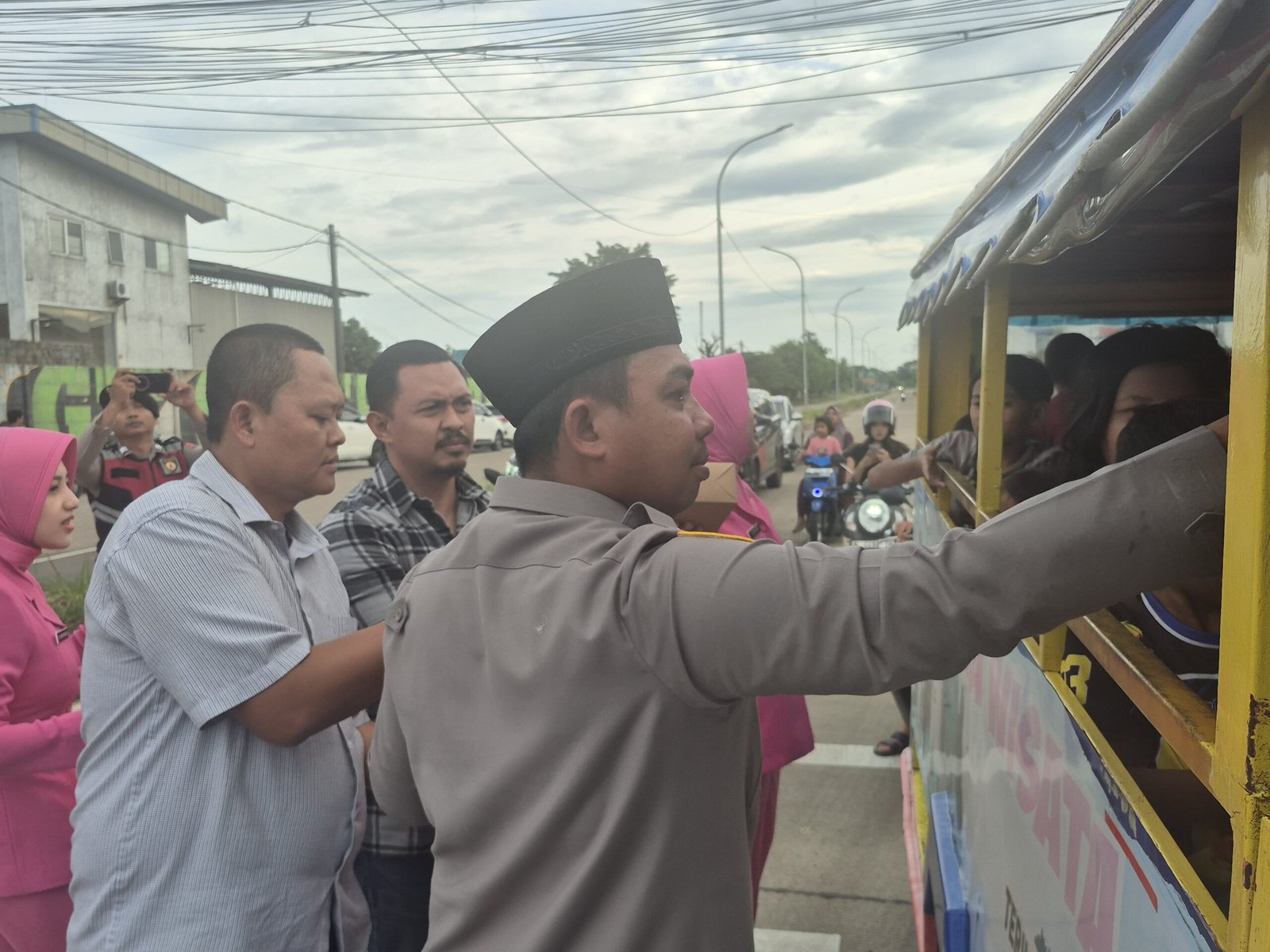 Kapolres Serang Bersama Bhayangkari Bagikan 200 Paket Takjil&hellip;