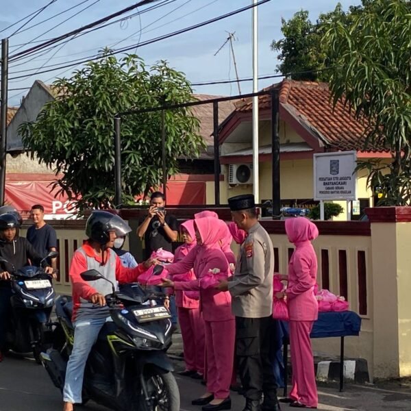 Polsek Kragilan Berbagi Takjil dan Santuni Anak&hellip;