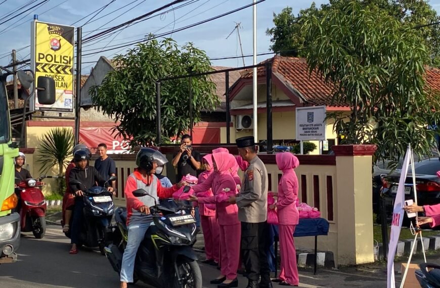 Polsek Kragilan Berbagi Takjil dan…