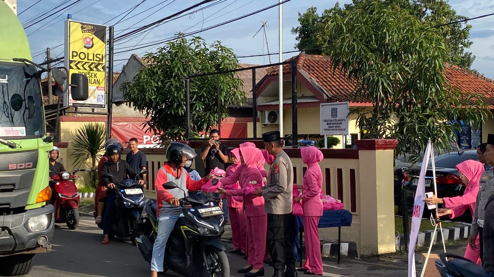 Polsek Kragilan Berbagi Takjil dan Santuni Anak Yatim&hellip;