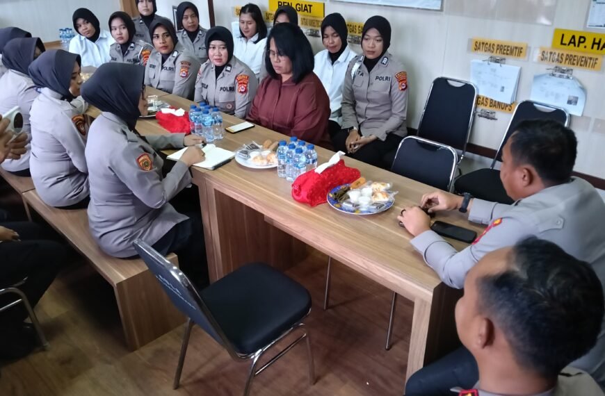 Silaturahmi dengan Polwan, Kapolres Serang…