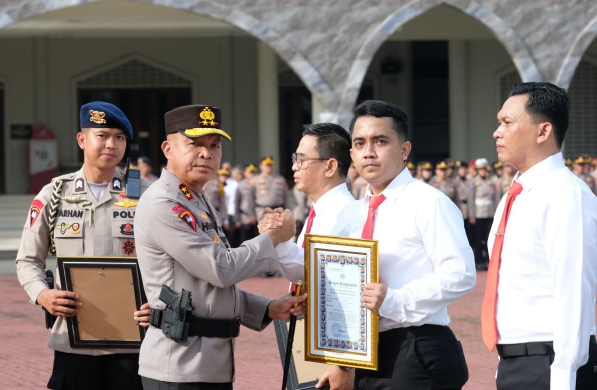 Kapolda Banten Anugerahkan Penghargaan kepada Enam Personel Berprestasi