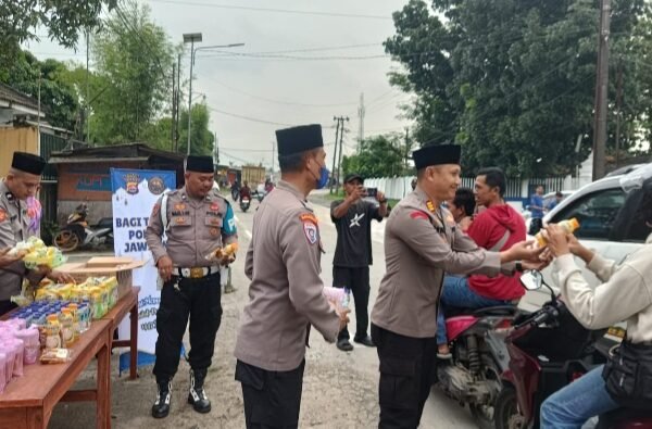 Humanis dan Peduli, Polsek Jawilan Sapa Pengendara Lewat…