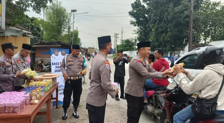 Humanis dan Peduli, Polsek Jawilan Sapa Pengendara…