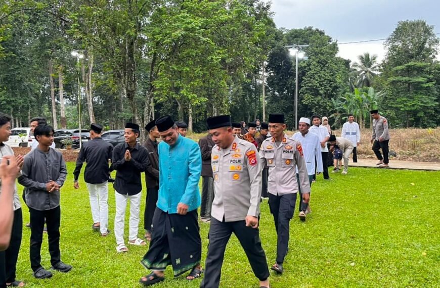 Buka Puasa Bersama Santri, Kapolres…