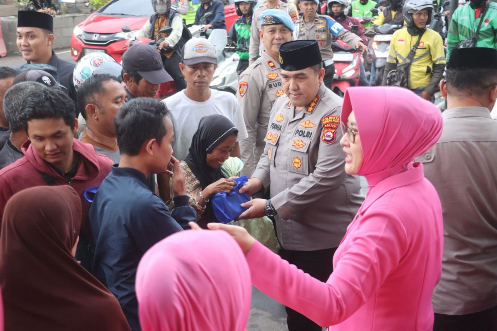 Polresta Serang Kota dan Bhayangkari Berbagi Takjil dan…