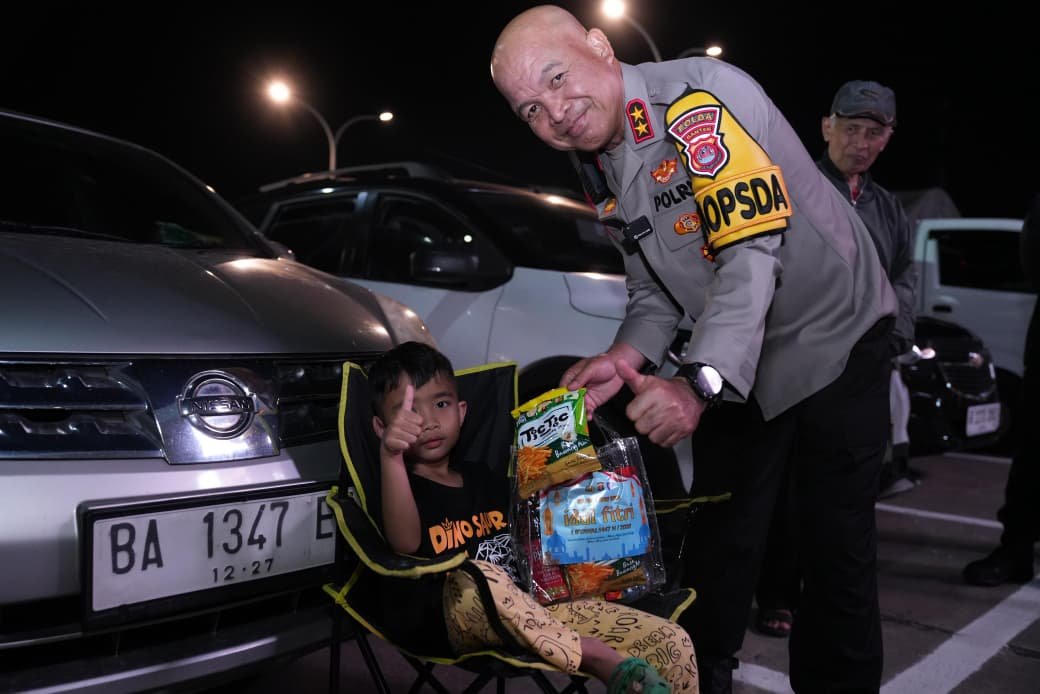 Tinjau Pelabuhan Merak, Kapolda Banten Bagikan Bingkisan untuk…