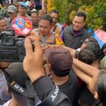 Kapolres Serang Bagikan Kebahagiaan di Binuang Water Park Saat Libur Lebaran