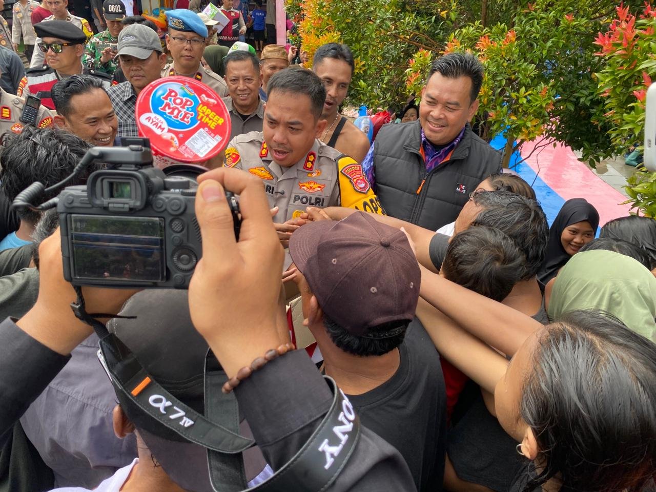 Kapolres Serang Bagikan Kebahagiaan di Binuang Water Park…