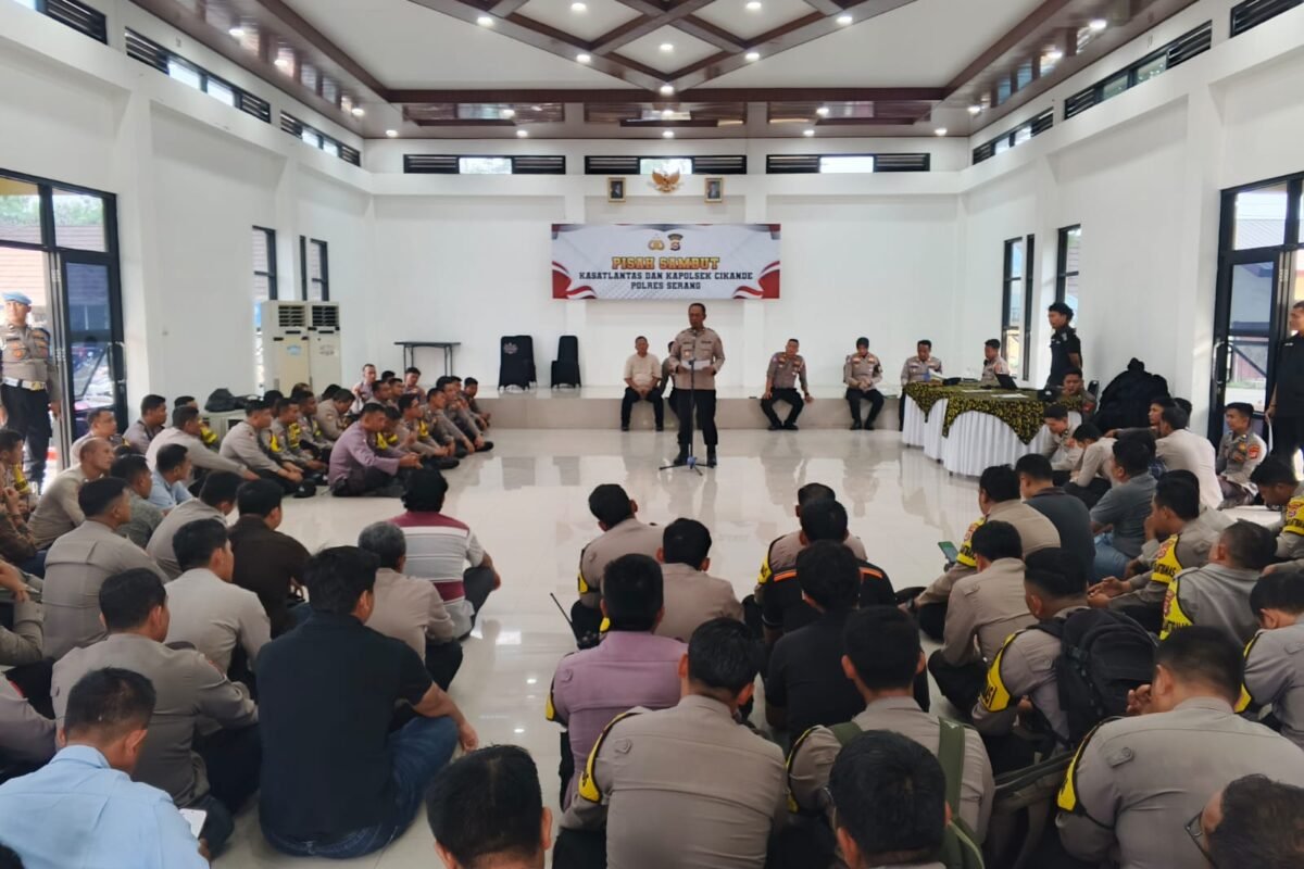 Ratusan Personel Polres Serang Siaga Kawal Buruh&hellip;