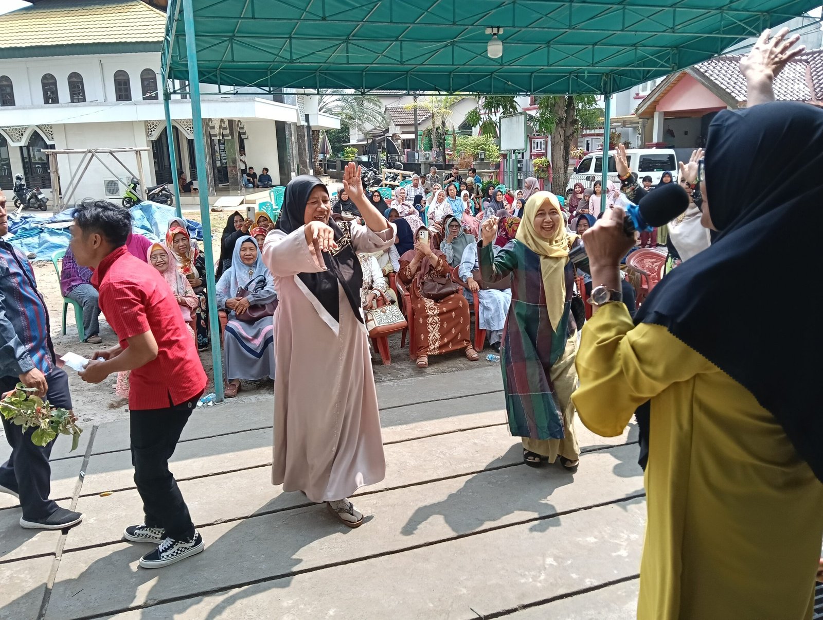 Kebersamaan dalam Perbedaan, Warga Taman Lopang Indah Gelar&hellip;