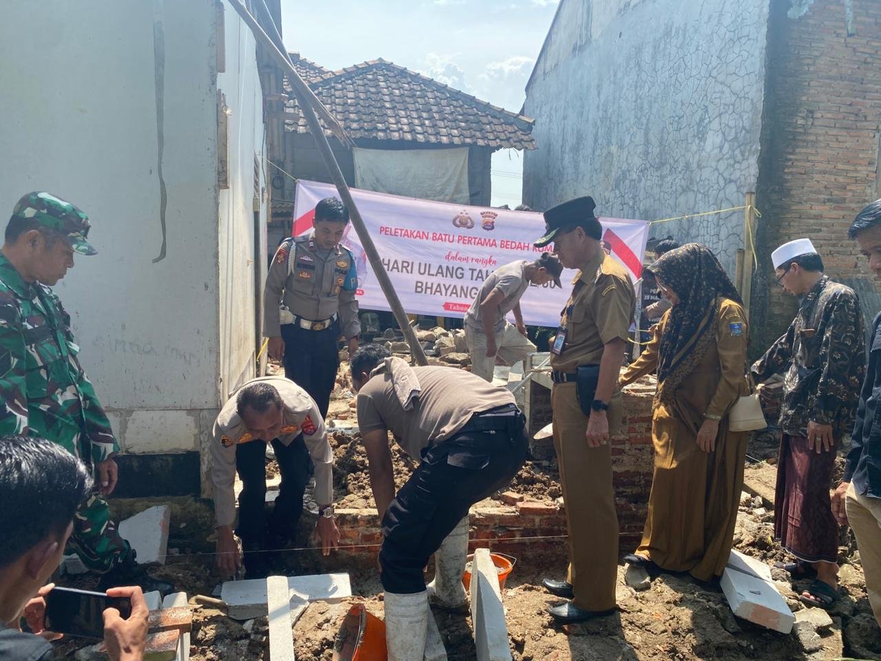 Rumah Tak Layak Huni Dibedah, Polsek Pamarayan Hadir&hellip;