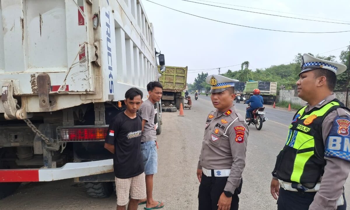 Satlantas Polres Serang Lakukan Penertiban Truk Parkir…