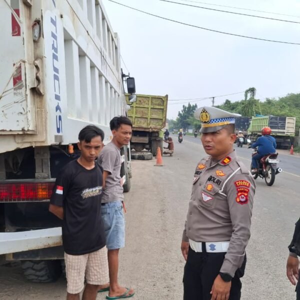 Satlantas Polres Serang Lakukan Penertiban Truk Parkir di…