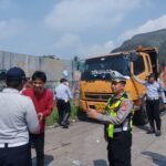 Cegah Kemacetan dan Kecelakaan, Polsek Kragilan Tertibkan Truk Parkir Liar