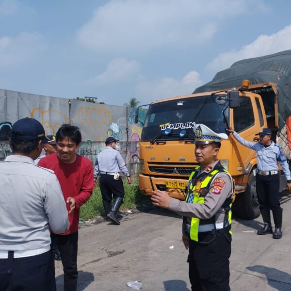 Cegah Kemacetan dan Kecelakaan, Polsek Kragilan Tertibkan Truk&hellip;