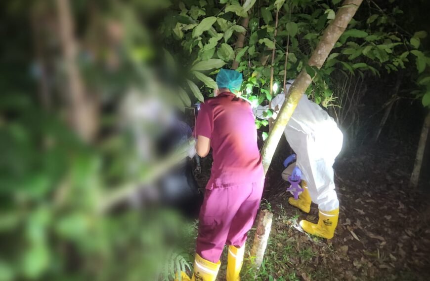 Geger Penemuan Mayat Perempuan Membusuk di Pohon…