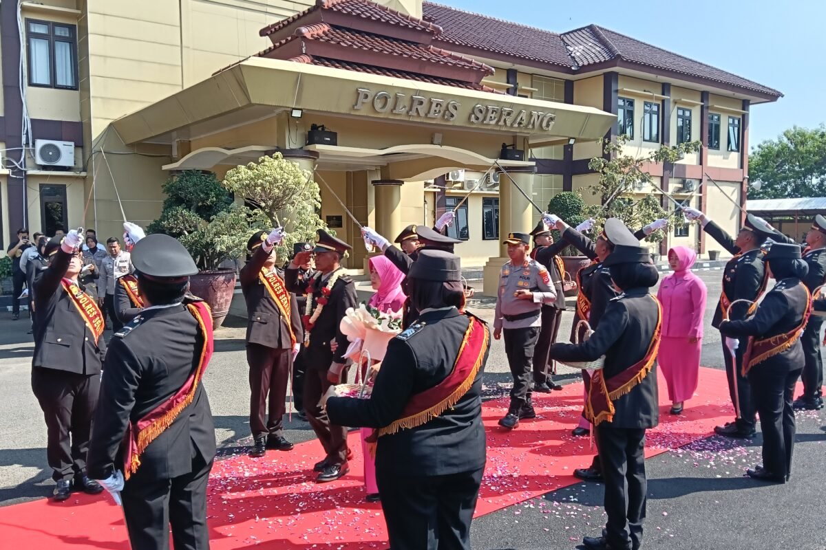 Tradisi Pedang Pora Iringi Pelepasan AKP Surya…