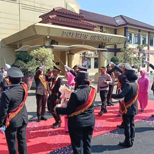 Tradisi Pedang Pora Iringi Pelepasan AKP Surya Sabanusa&hellip;