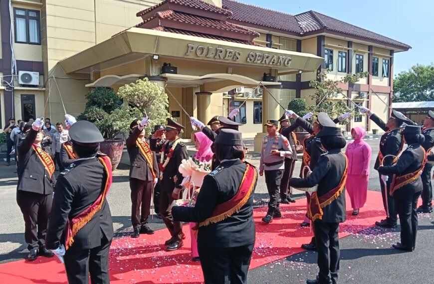 Tradisi Pedang Pora Iringi Pelepasan AKP Surya&hellip;