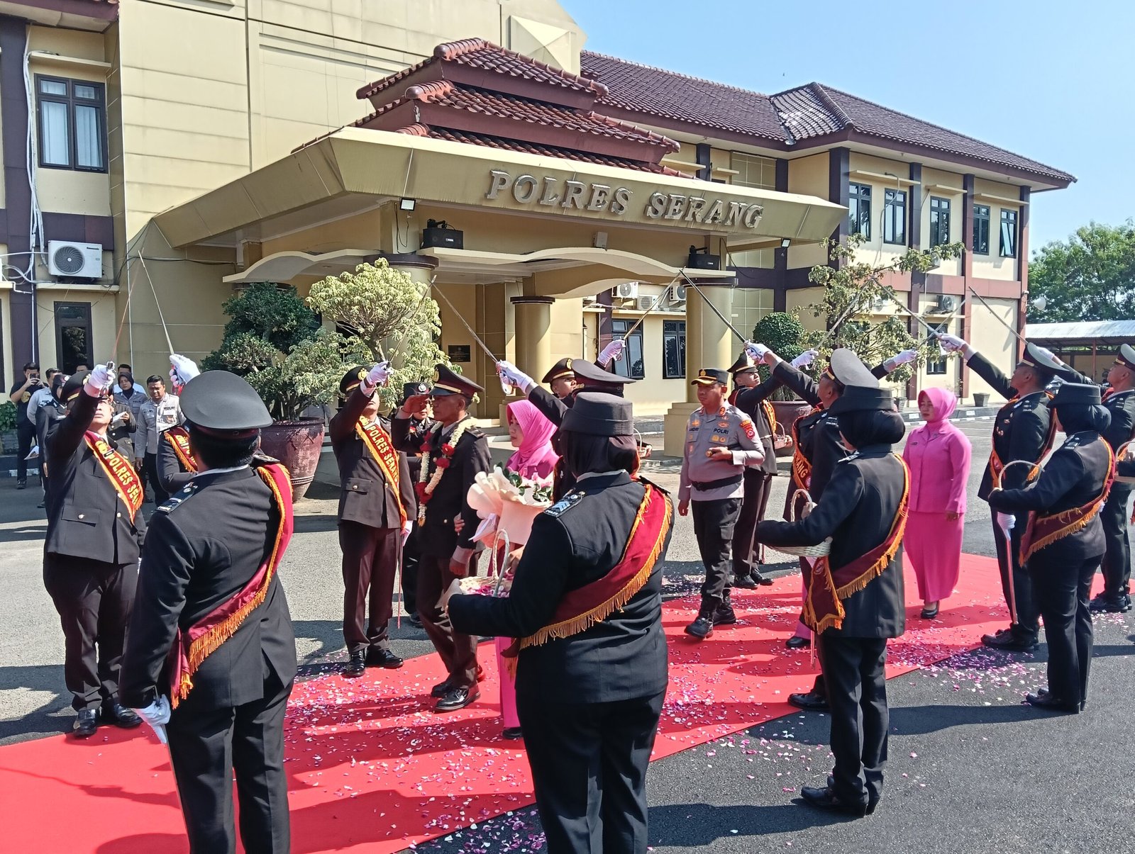 Tradisi Pedang Pora Iringi Pelepasan AKP Surya Sabanusa&hellip;