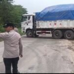 Polsek Jawilan Tegur dan Putar Balik Dump Truk Bermuatan Pasir dan Tanah Urugan